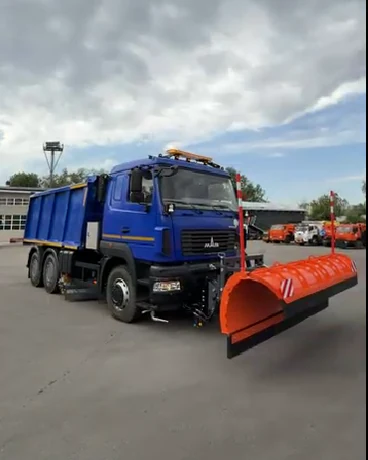 КДМ на шасси МАЗ 6×4 с навесным отвалом на площадке дилера